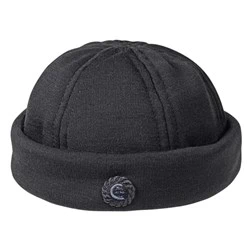 En sort strikhue med foldet kant og et lille dekorativt mærke foran.